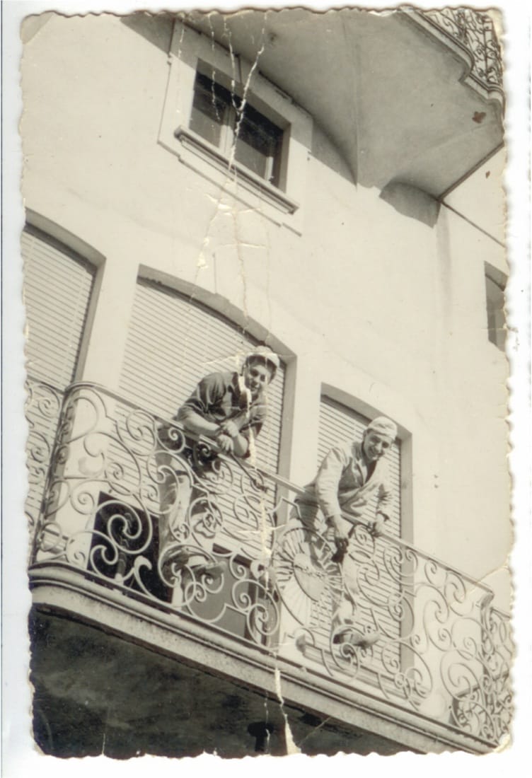 Due membri della famiglia Limonta al lavoro sul balcone della sede storica